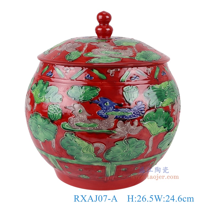 绿底雕刻鸳鸯戏水荷花纹带盖储物罐中号，产品编号：RXAJ07-A       产品尺寸(单位cm):  高26.5直径24.6口径底径16重量2.7KG