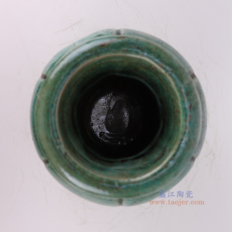 开片窑变绿釉雕刻竖纹花边口灯笼瓶，产品编号：RZSP44       产品尺寸(单位cm):  高25.5直径19.4口径16底径11.7重量2.1KG