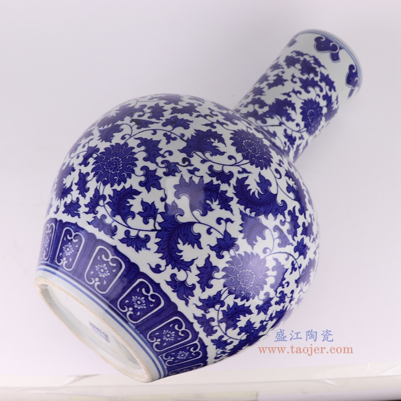 青花缠枝莲天球瓶，产品编号：RZTY12-B       产品尺寸(单位cm):  高50.2直径31.5口径底径15.7重量6.9KG