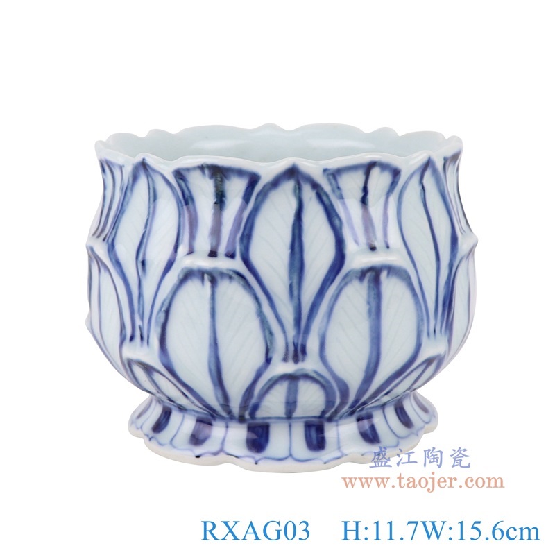 青花雕刻莲花钵正面图
