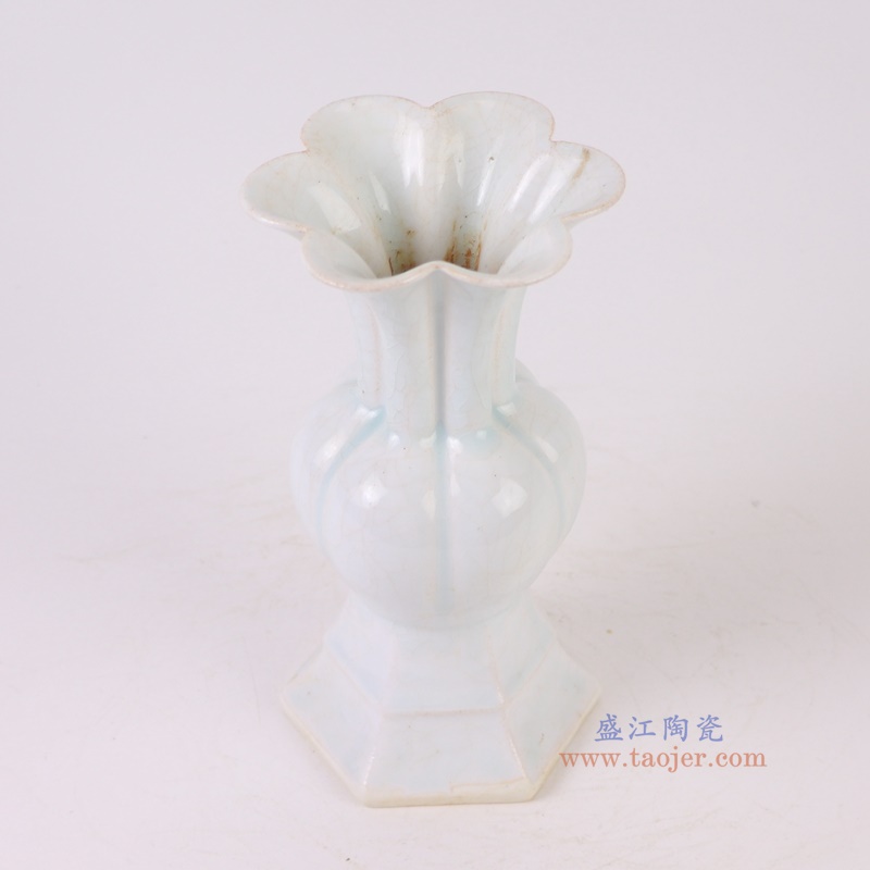 仿宋湖田窑影青刻花花觚瓶