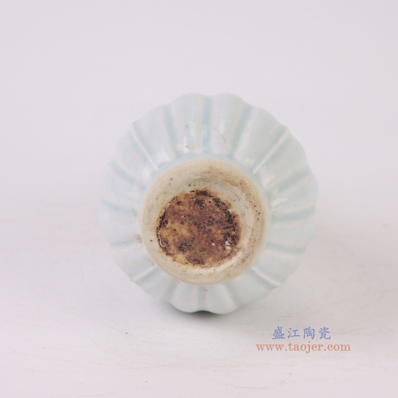 仿宋湖田窑影青瓜楞纹胆瓶