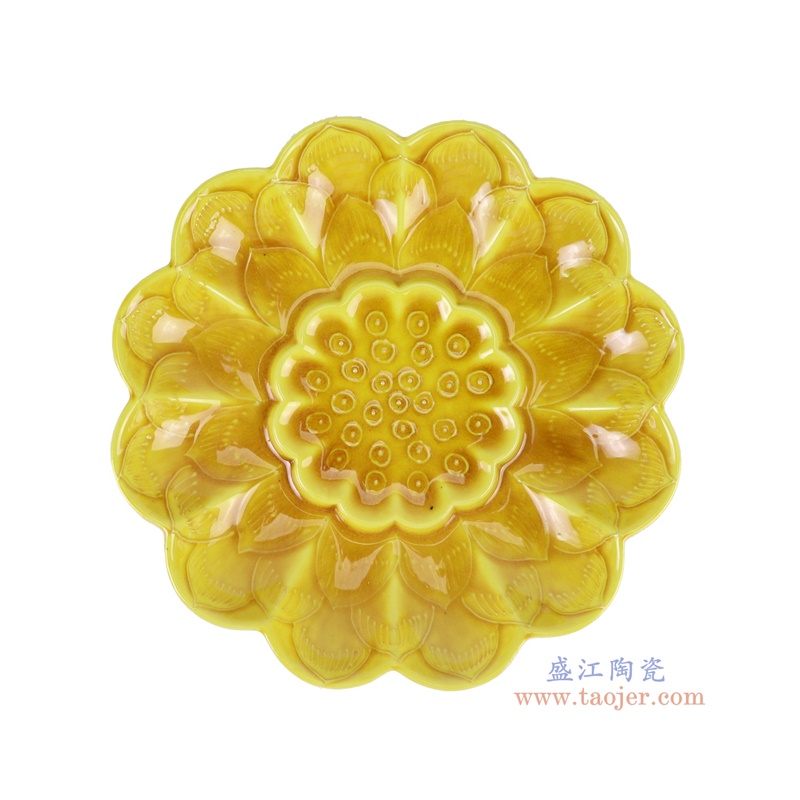 霁黄釉雕刻莲花花瓣盘