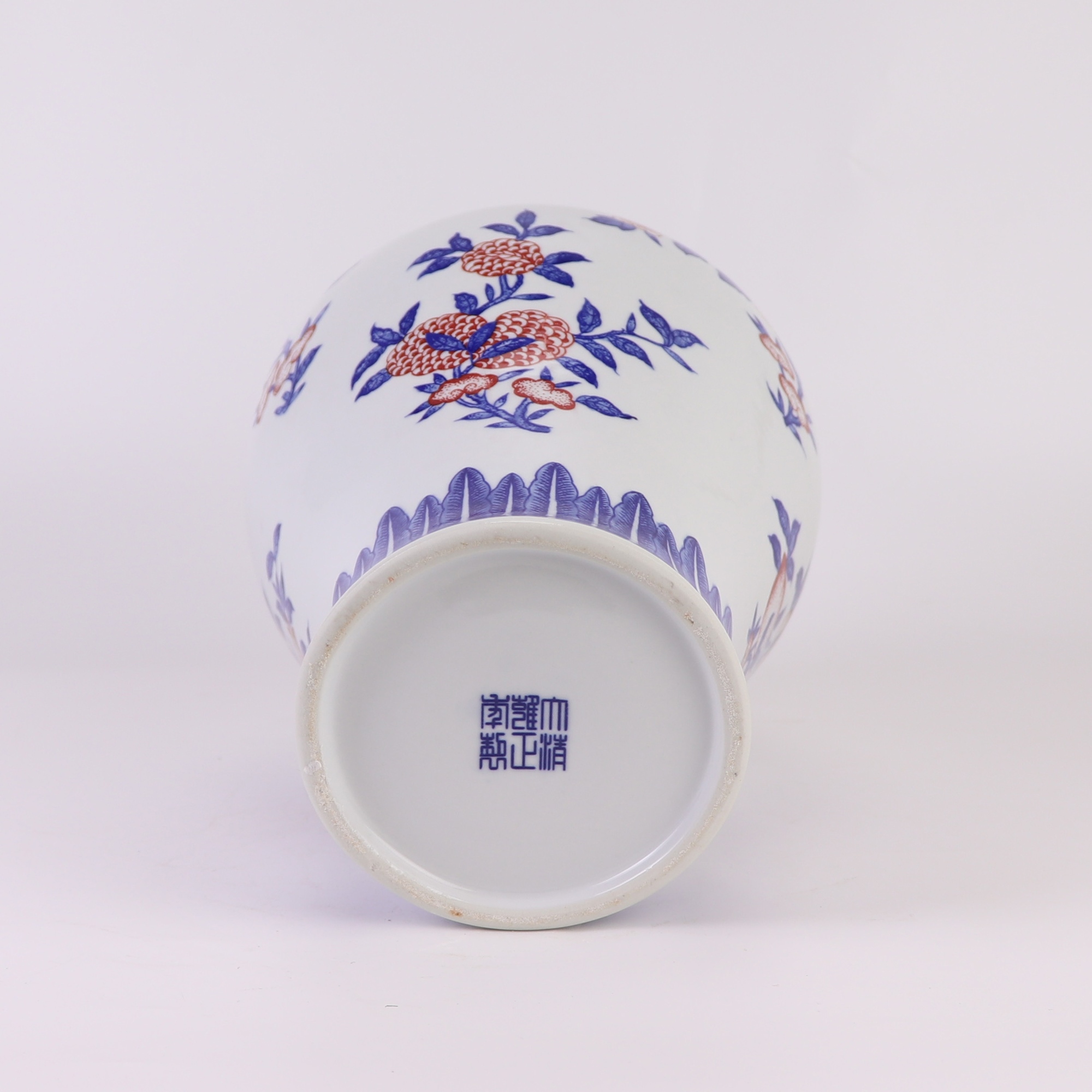 青花釉里红花叶纹梅瓶底部图
