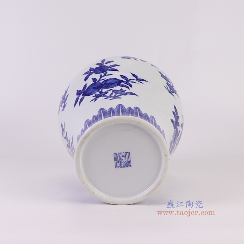 青花花叶纹梅瓶底视图