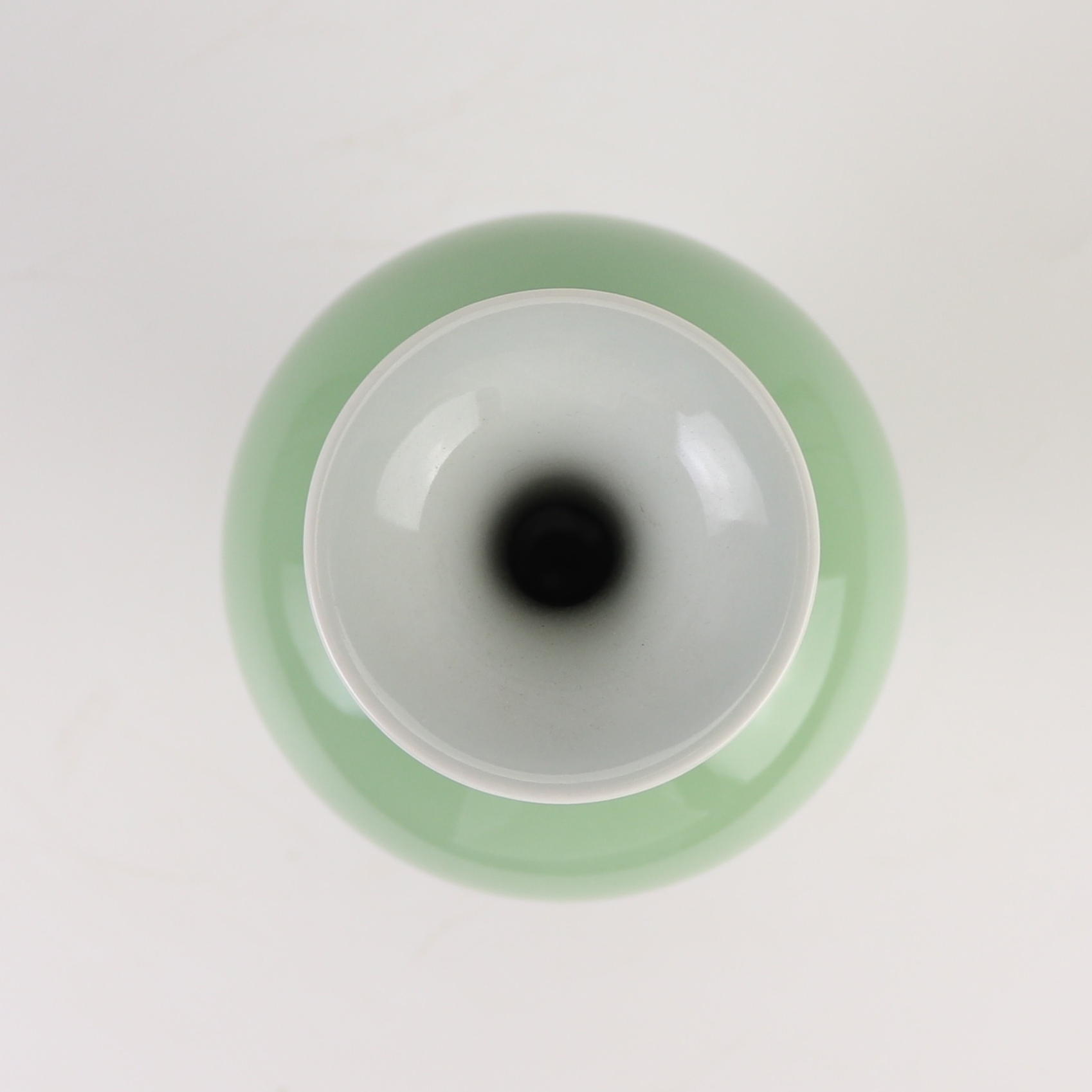 RXAK20-A豆青小鱼尾瓶顶部图