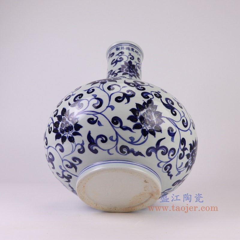 RXBA20青花缠枝莲天球瓶底部图