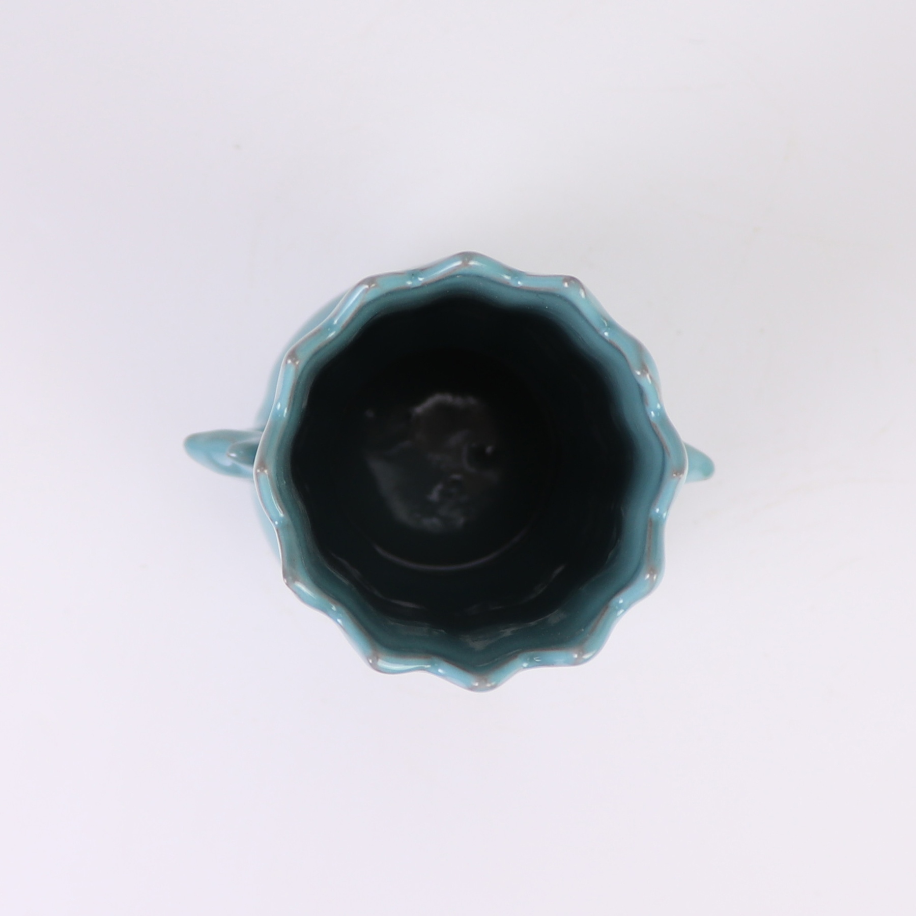 RXBJ08-A青釉雕刻齿齿口孔雀樽福桶顶部图