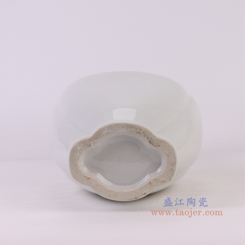 RZGY14-A白色雕刻双耳六面花口鱼尾瓶底部图