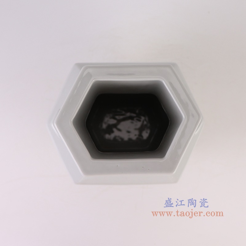 RZGY19-A白色六方贯耳瓶顶部图