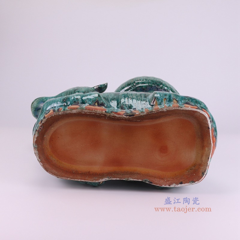 RZSP71-A窑变绿色雕刻羊驼凳子底部图