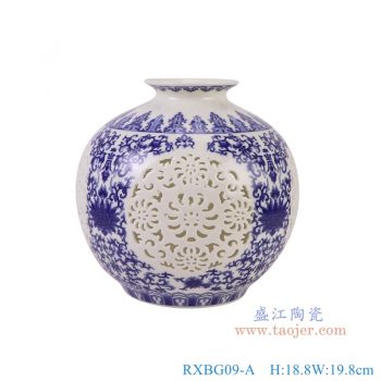 RXBG09-A  80件单层青花缠枝莲镂空石榴瓶，产品编号：     产品尺寸(单位cm):  高18.8直径19.8口径11底径11重量0.6KG