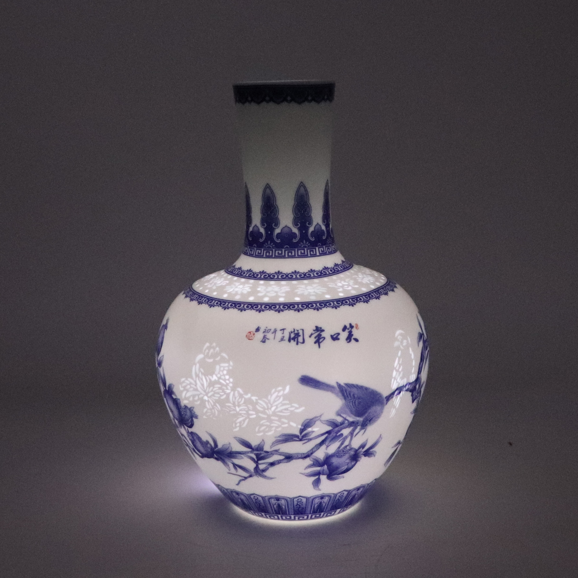 RXBG13-A青花玲珑笑口常开天球瓶大号正面图