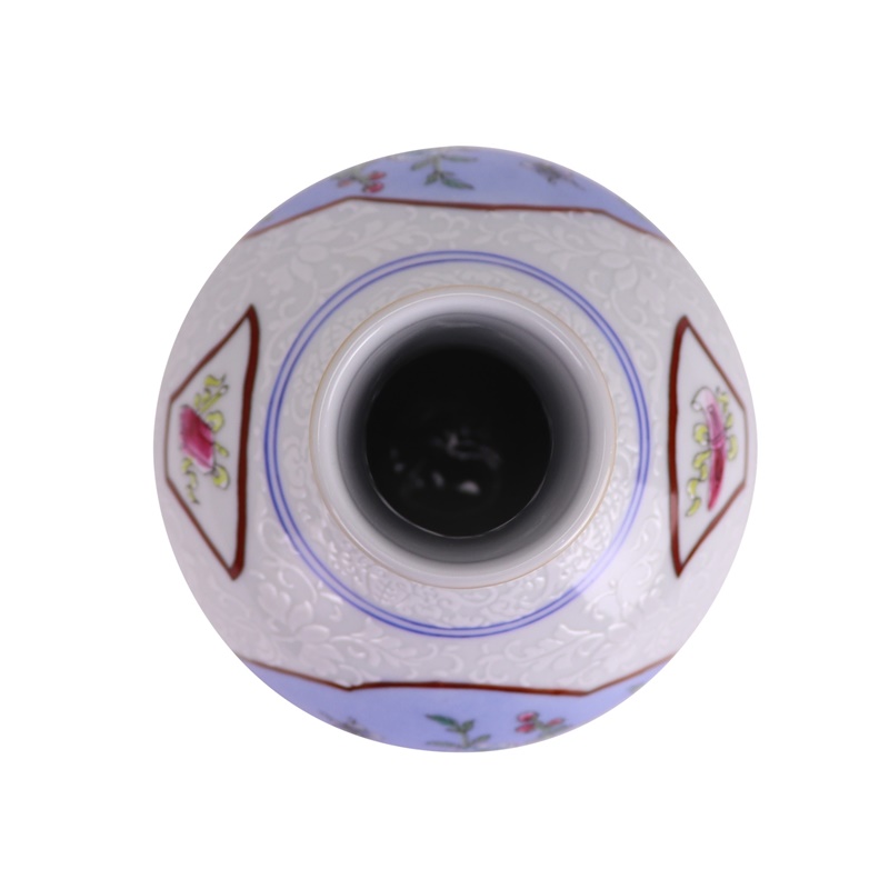 RXBS09白底雕刻缠枝莲开窗花蝶纹描金天球瓶