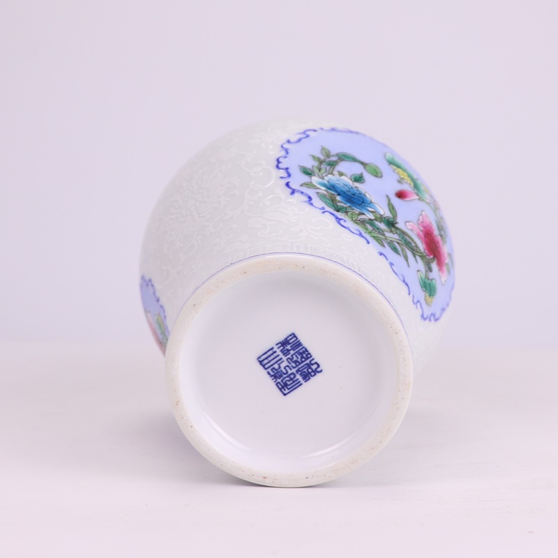 RXBS10白底雕刻缠枝莲开窗花蝶纹描金梅瓶底部图
