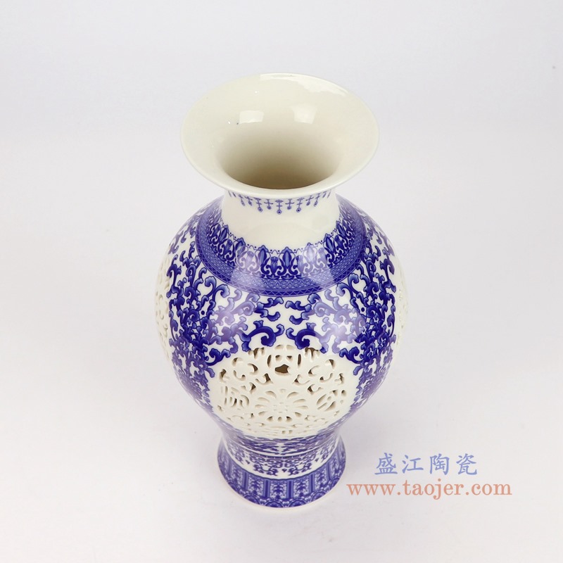 RZSG06-A青花缠枝莲镂空鱼尾瓶俯视图