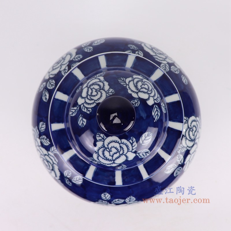 RZUF94-A蓝底青花牡丹纹将军罐顶部图
