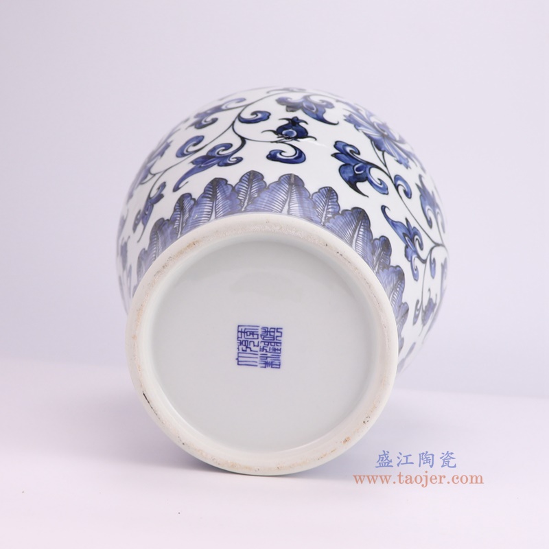 RZFQ38-A青花缠枝莲梅瓶底部图