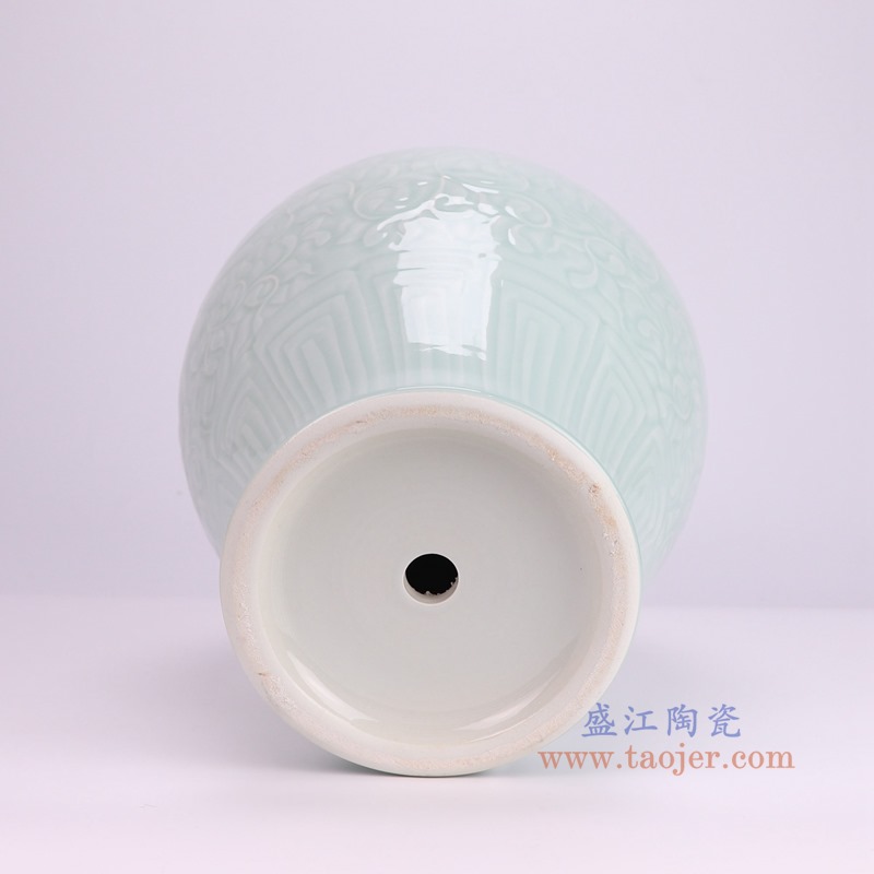 RZTM19-A青釉雕刻缠枝莲梅瓶底部图