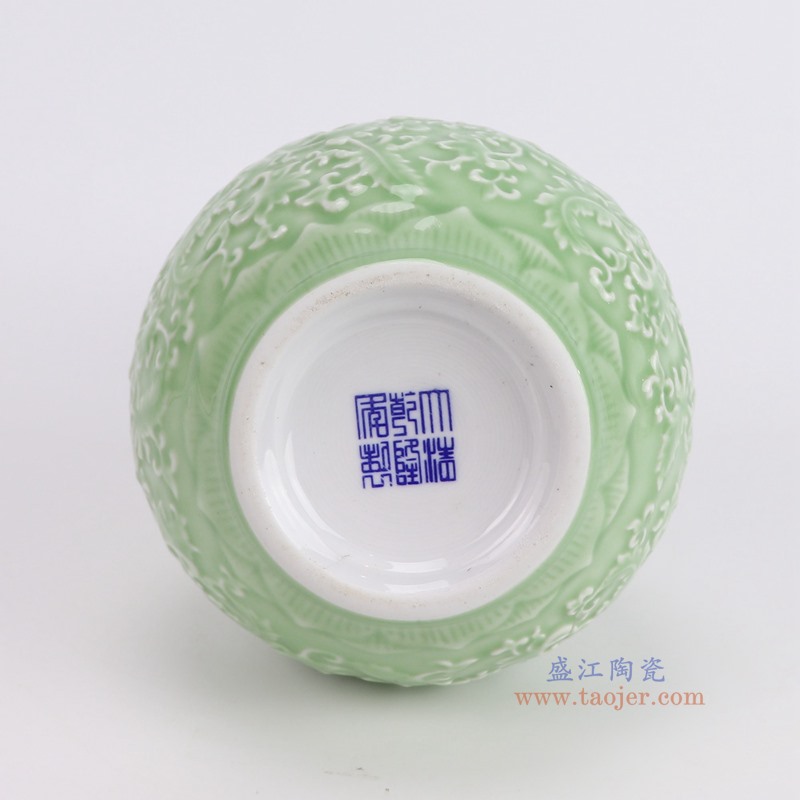 RXCC02-A豆青雕刻缠枝莲赏瓶底部图