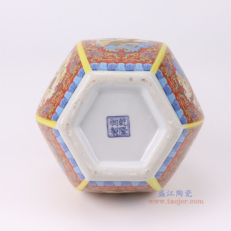 RYRJ21-A-S珐琅彩红底开窗花鸟六方天球瓶小号底部图