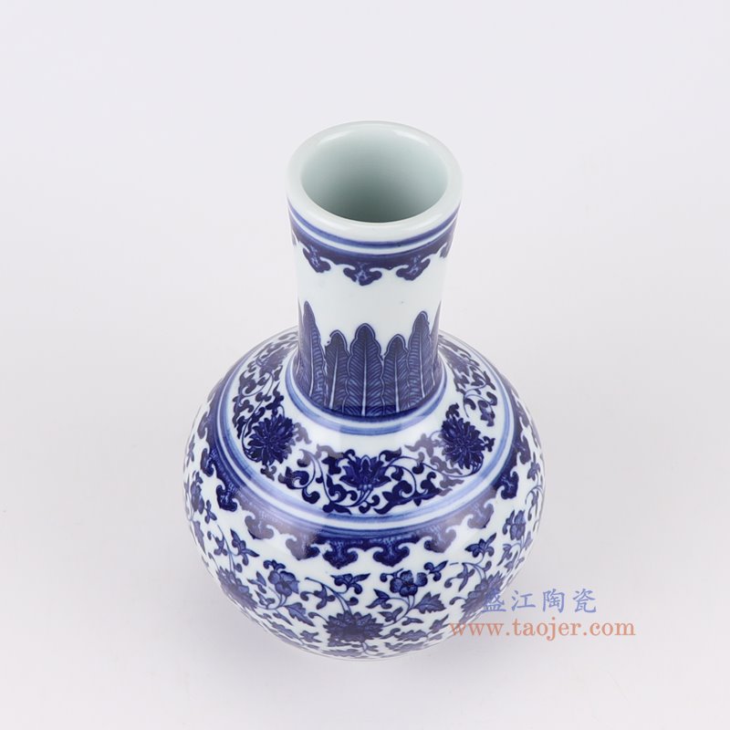 RZNV41-A青花缠枝莲天球瓶俯视图