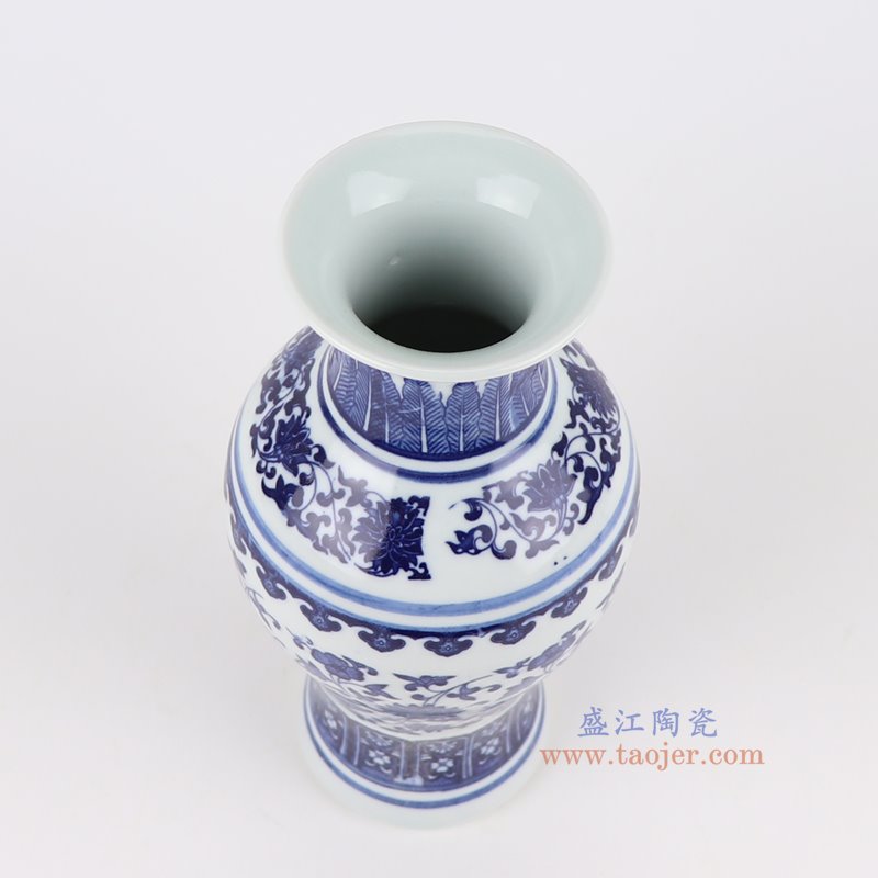 RZNV39-A青花缠枝莲鱼尾瓶俯视图