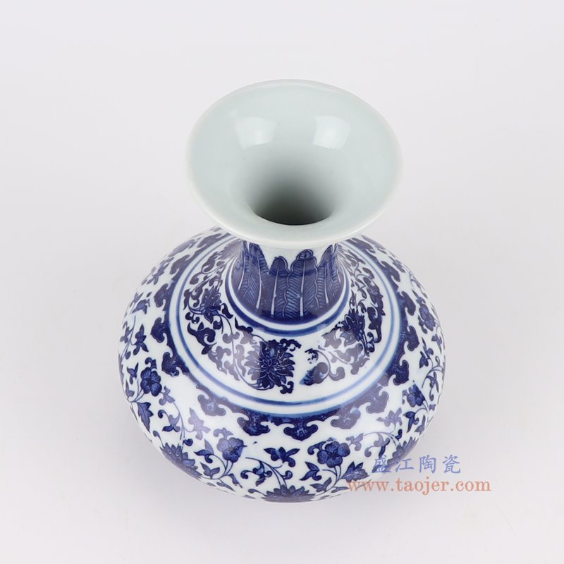 RZNV36-A青花缠枝莲扁肚瓶俯视图