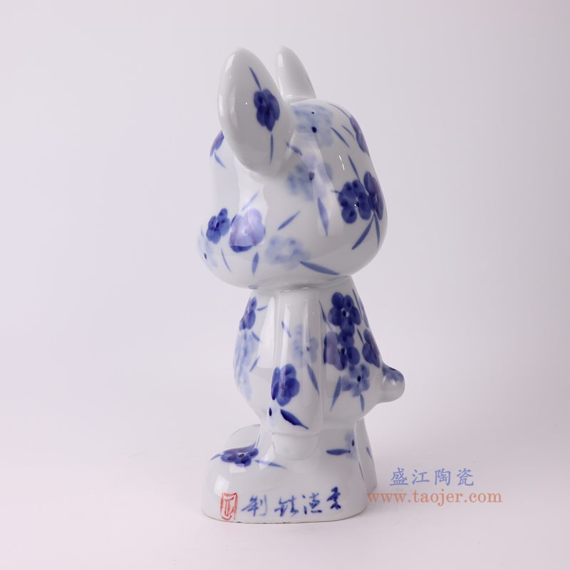 青花梅花暴力熊雕塑侧面
