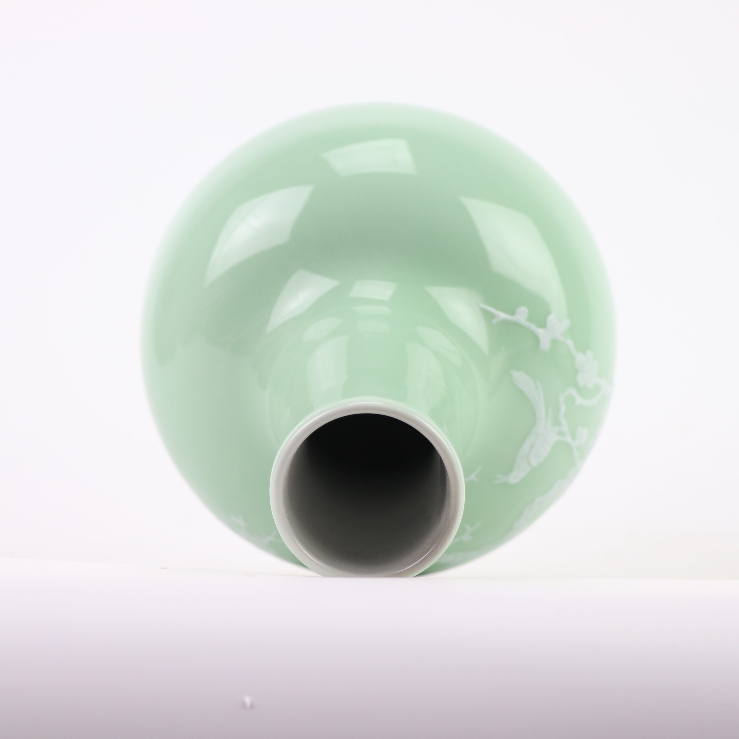  RXAI05-B  豆青浮雕白梅花天球瓶