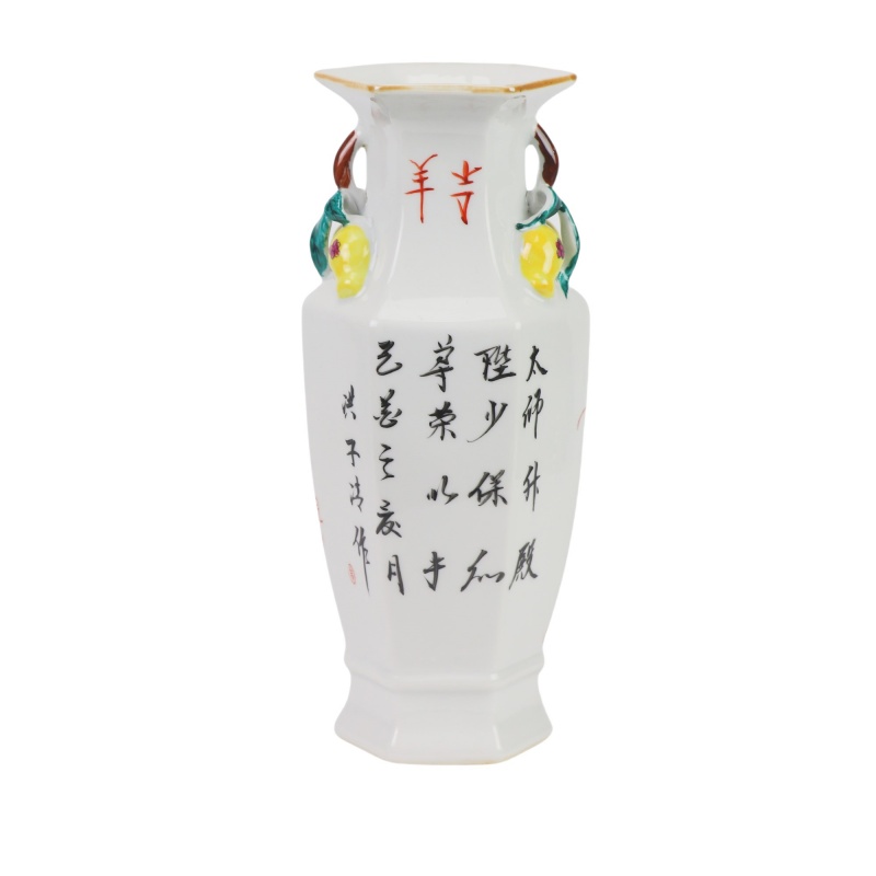 RZIH06-E 粉彩狮子纹六方小瓶