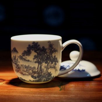 CBDI47-A手绘青花骨瓷茶杯 带盖泡茶杯 老板杯 办公杯 尺寸：口径 9.2厘米 盖径 10厘米 高 12.8厘米 容量 350毫升