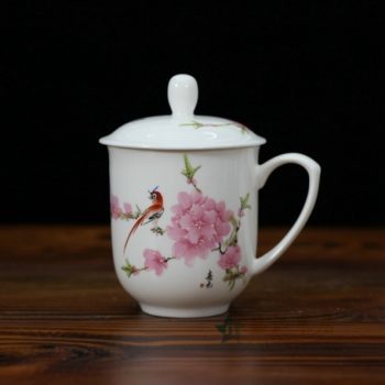CBDI33-E手绘粉彩水点桃花骨瓷茶杯 带盖泡茶杯 老板杯 尺寸：口径 8.6厘米 盖径 9.6厘米 高 13.6厘米 容量 380毫升