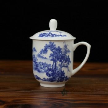 CBDI33-F手绘青花骨瓷茶杯 带盖泡茶杯 老板杯 办公杯 尺寸：口径 8.6厘米 盖径 9.6厘米 高 13.6厘米 容量 380毫升