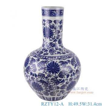 RZTY12-A   青花缠枝莲天球瓶，  高49.5直径31.4口径43.3底径16.8重量7.5KG